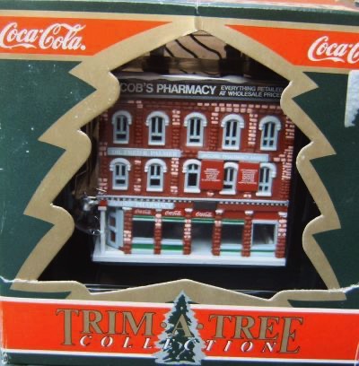 4595-2 € 10,00 coca cola ornament huisje pharmacy (1x zonder doosje)